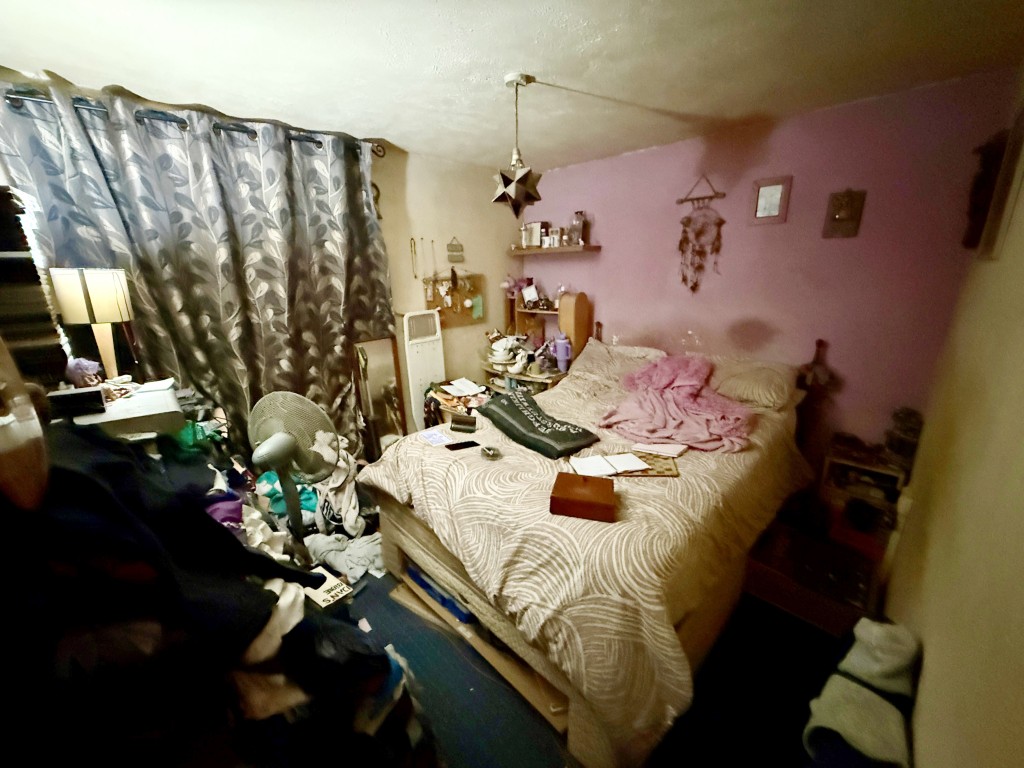 Lot: 151 - MID-TERRACE HOUSE FOR REFURBISHMENT - Bedroom one